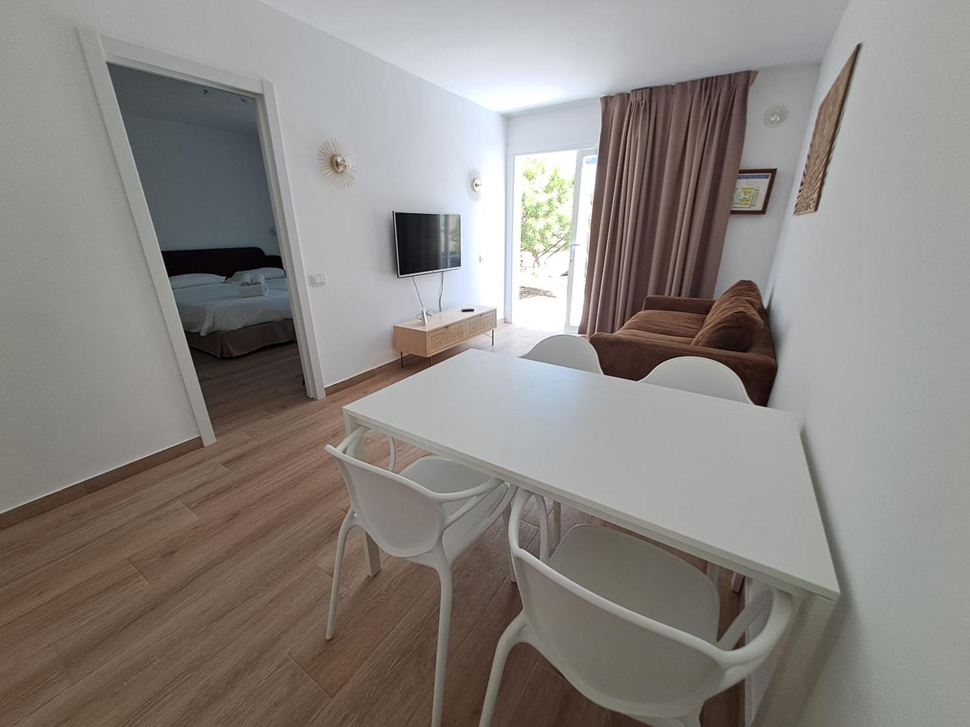 Homeforguest Apartamento 13 Con Terraza Y Piscina En Коральео Экстерьер фото